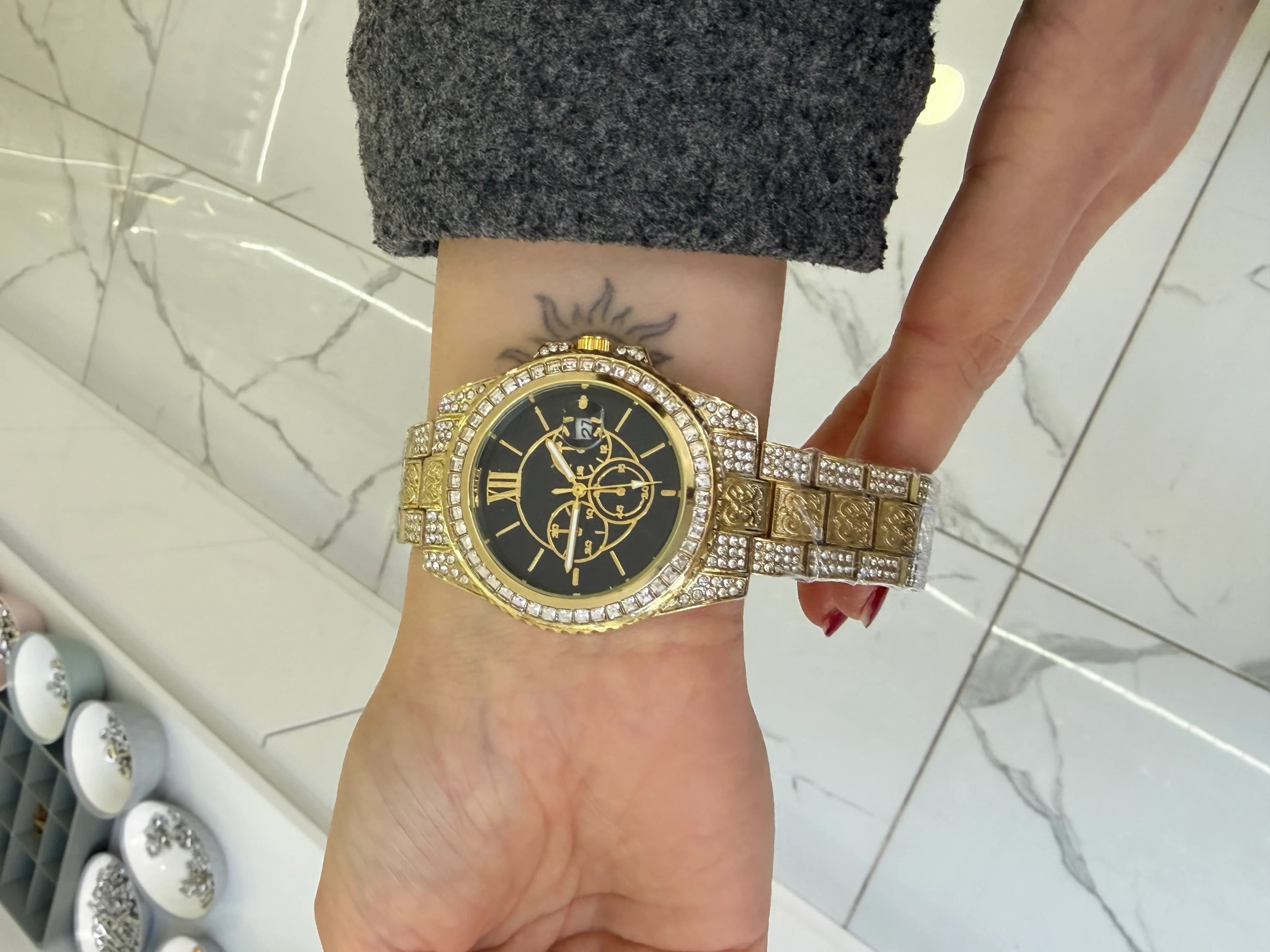 Büyük Boy Siyah Taşlı Saat