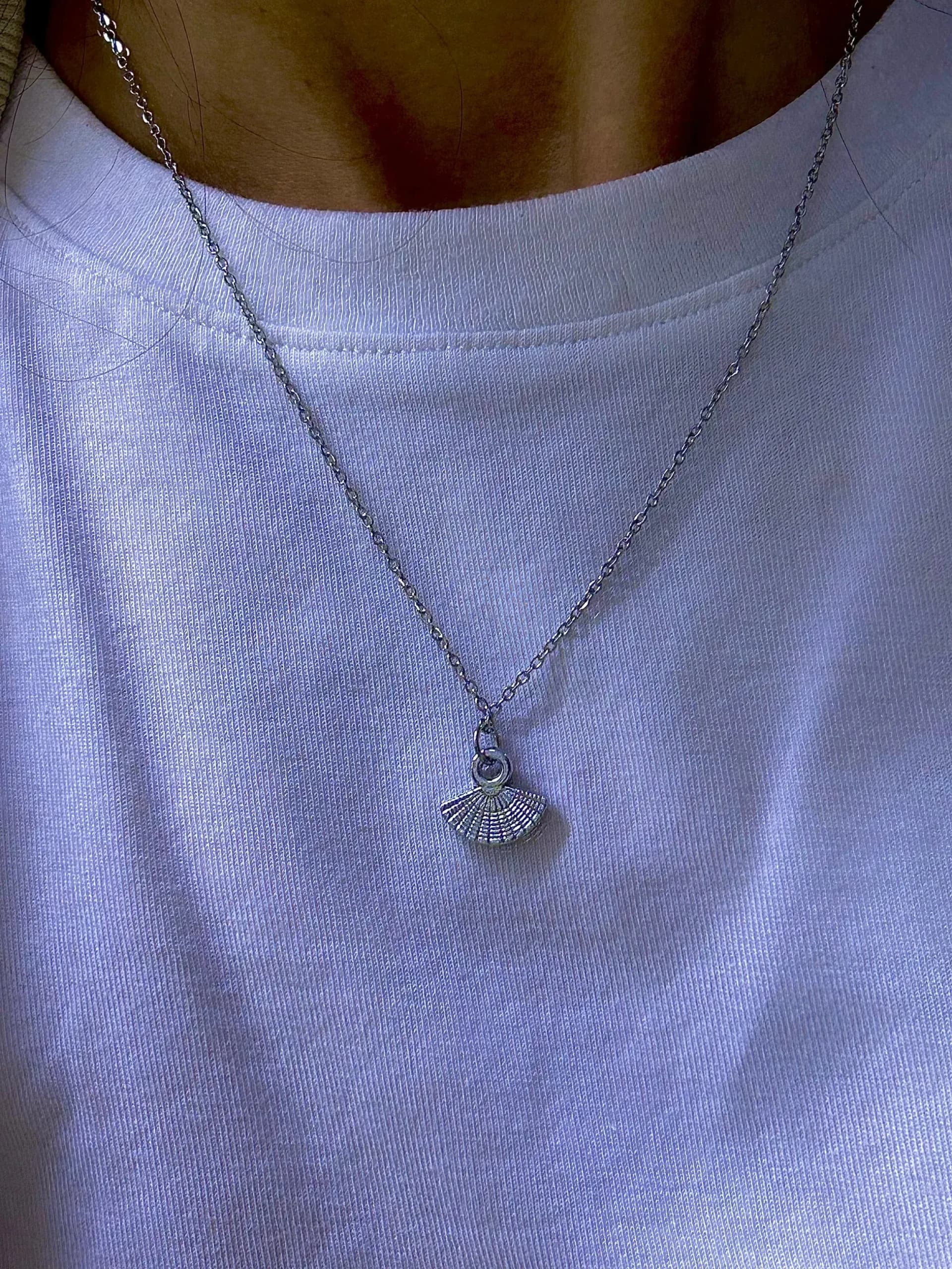 Çelik Gümüş Renk Mini Yelpaze Kolye