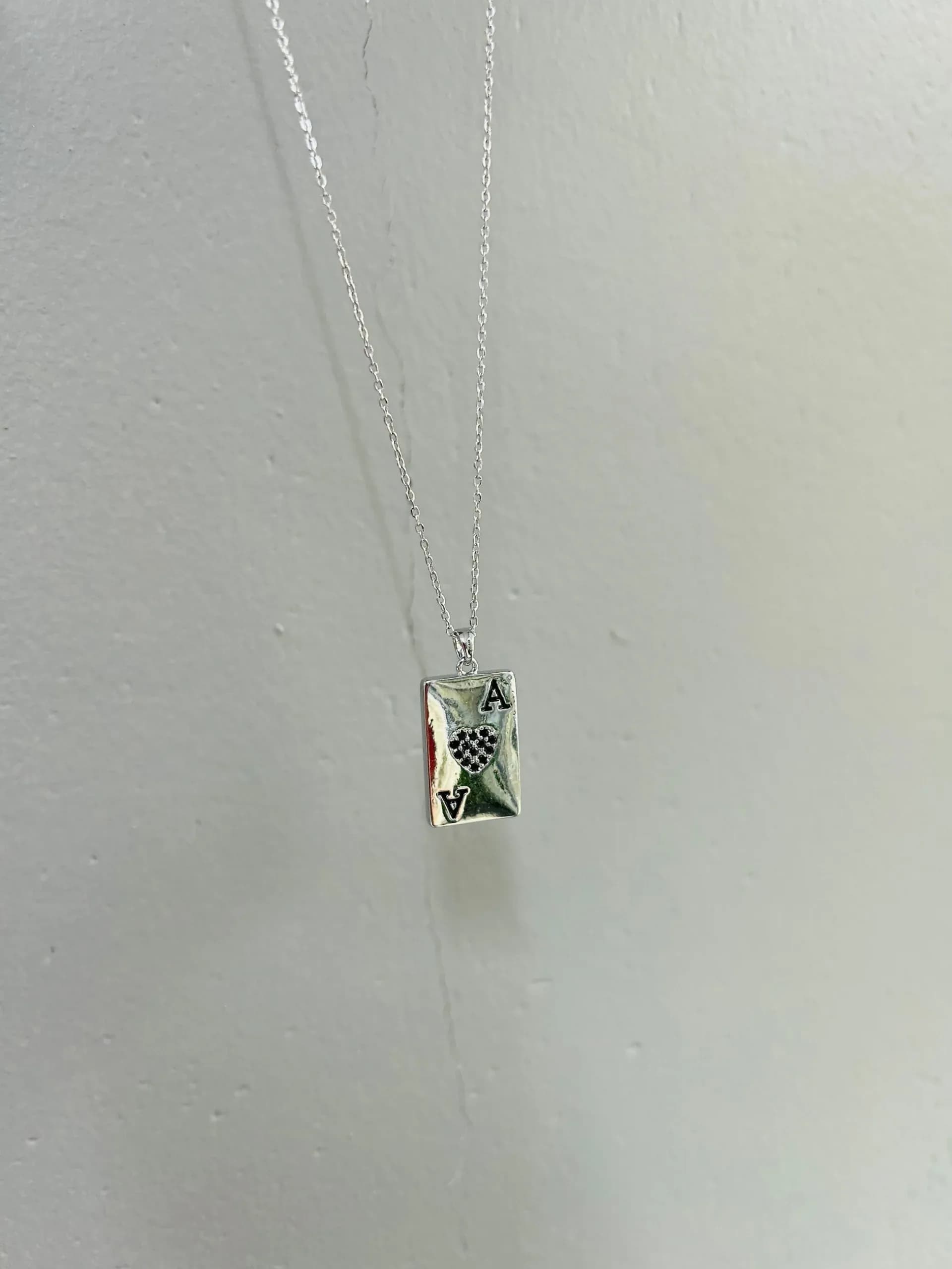 Çelik Gümüş Renk Siyah Taşlı As Tarot Kolye