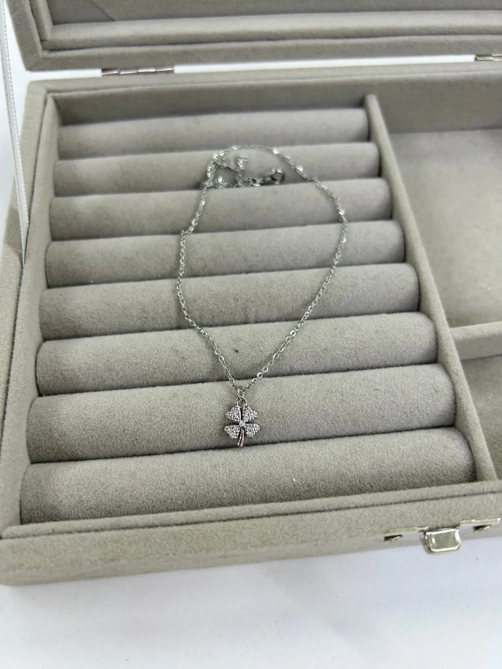 Çelik Gümüş Renk Yonca Kolye