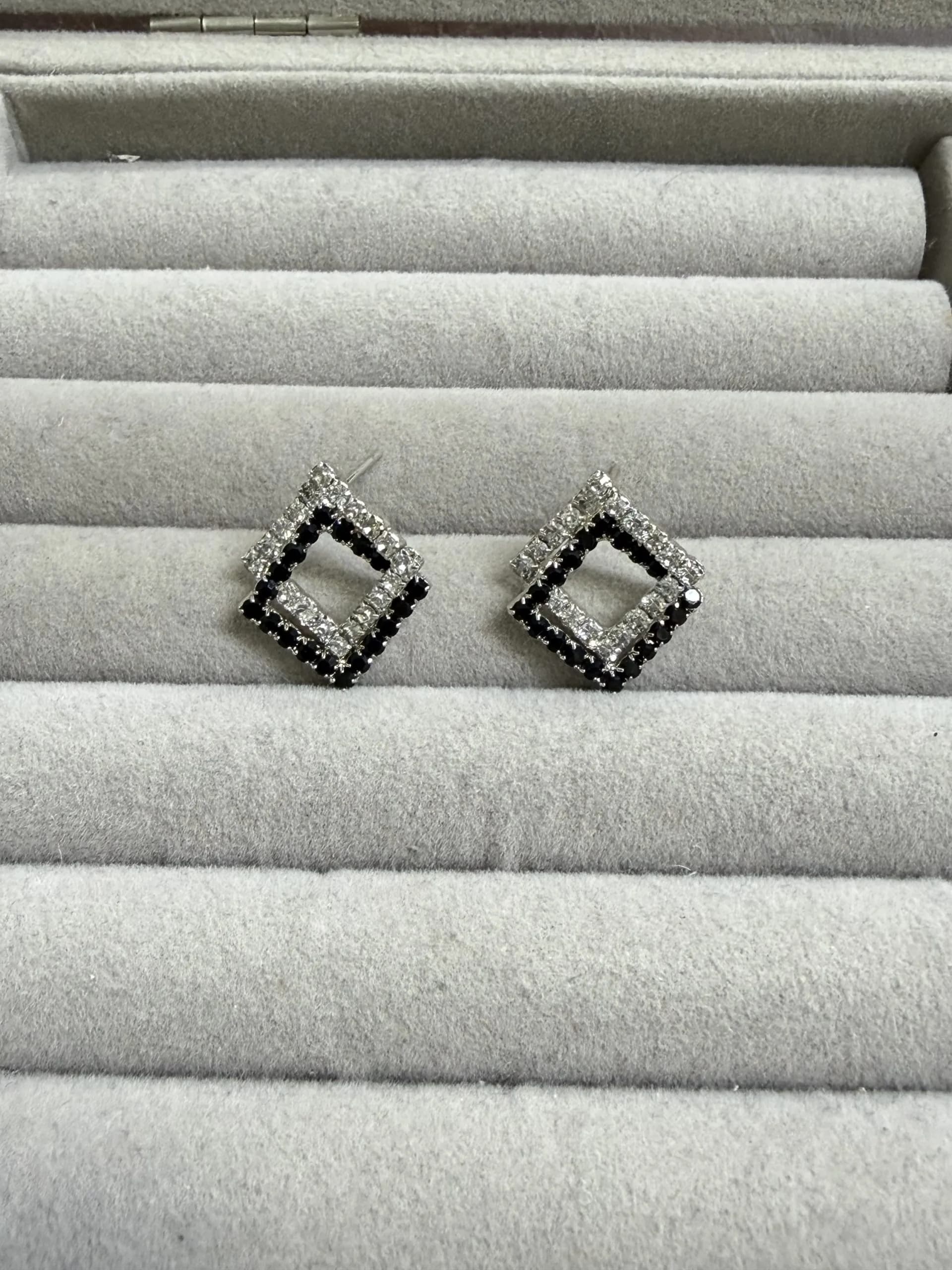 Siyah Gümüş Taşlı Kare Küpe